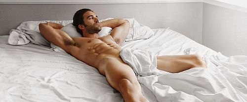 Por que será que os homens acordam de barraca armada? Pois é. A chamada ereção matinal ou dureza matinal parece um mistério, mas só tem coisas positivas envolvidas nesse fato peculiar do dia-a-dia masculino.
Essas ereções involuntárias costumam acontecer várias vezes ao dia. É um mecanismo que o corpo usa para exercitar o querido amigo e evitar que perca a eficácia por falta e uso. As ereções noturnas acontecem durante o período de sono mais pesado, chamado de sono REM (sigla de Rapid Eye Movement, ou Movimento Rápido dos Olhos). Nesses momentos, os nervos do sistema nervoso simpático – que normalmente inibem a ereção – são sobrepostos pelos